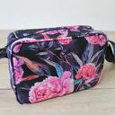 Single Bag - piwonie na czarnym tle - wygodna torebka na ramię na co dzień i na wyjścia