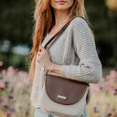 Torebka listonoszka podkówka beżowa z klapką i paskiem czekoladowy brąz