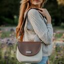 Torebka listonoszka podkówka beżowa z klapką i paskiem czekoladowy brąz