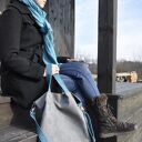 Torba hobo XXL na ramię szarość i szmaragd - wegański zamsz, A4, zapinana na magnes