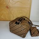 Torebka worek bucket bag na ramię karmelowa z zawieszką