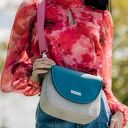 Torebka listonoszka podkówka szara z turkusową klapką i różowym paskiem