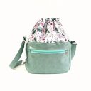 Torebka z kominem mięta crossbody - pojemna A5, regulowany pasek i kieszenie na zamek