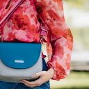 Torebka listonoszka podkówka szara z turkusową klapką i różowym paskiem