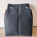 Torebka została wykonana z filcu. Torebka typu worek - tylko sztywniejsza. Ściągana od góry. Rączka