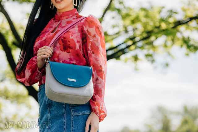 Torebka listonoszka podkówka szara z turkusową klapką i różowym paskiem