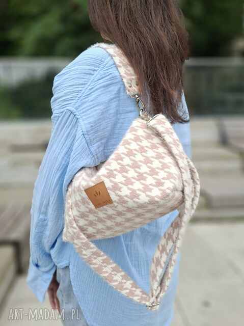 Mini torebka w pepitkę z puchatej tkaniny Różowa