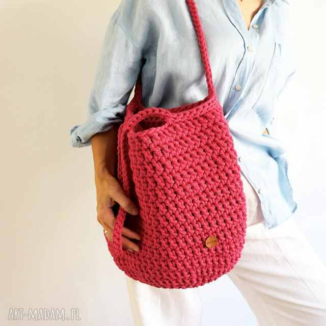 Pleciona szydełkowa torba na ramię w kolorze neonowego różu