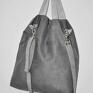 Przepastna torba wykonana z alcantary (syntetycznego zamszu) W odcieniach szarości. Mieści format A4 i więcej. Worek