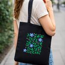 🌼 Czarna bawełniana torba z ręcznie haftowanym motywem niebieskich