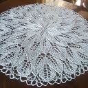 Ręcznie robiony obrus na drutach w błękitnej koronce 3D (85 cm)