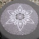 Biała ażurowa serwetka z kwiatem 37,5cm