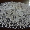 Kremowy obrus na drutach - ręcznie robiona koronka 65 cm