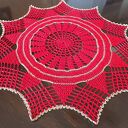 Ręcznie robiona serwetka czerwono-złota w kształcie gwiazdy (45 cm)