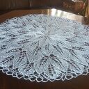 Ręcznie robiony obrus na drutach w błękitnej koronce 3D (85 cm)