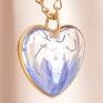 Subtelny naszyjnik w kształcie serca z prawdziwymi płatkami Chabrów, które zatopione zostały w krystalicznej żywicy jubilerskiej. Chabry