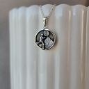 srebrny naszyjnik z biegaczem i górami