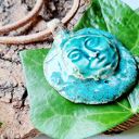 Ceramiczny naszyjnik amulet Twarz Księżyca - intuicja i spokój na rzemieniu