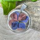 Dwukolorowy naszyjnik z kwiatami w żywicy z2062