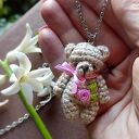 Miś Róża wisiorek komplet ze stalowym łańcuszkiem 50 cm