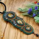 Naszyjnik haftowany z tygrysim okiem