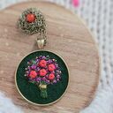 Naszyjnik bukiet czerwonych róż z ciemnoróżowymi kwiatami i agatem na ciemnozielonym