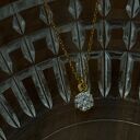 złoty naszyjnik z bezbarwną