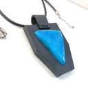 Skórzany naszyjnik damski z zawieszką z niebieskim agatem