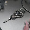 Gotycki wisior z onyksem, haftowany