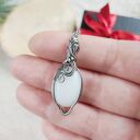 Naszyjnik Kwarc Mleczny 'Zimowy Szept' - ręcznie wykonany wisiorek wire wrapping ze stali chirurgicznej