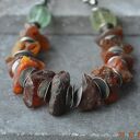 srebrny naszyjnik z surowymi bryłkami bursztynu