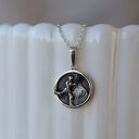 srebrny naszyjnik z biegaczem, górami i onyksem