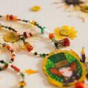 Długi naszyjnik z kamieni z ręcznie rysowanym szalonym kapelusznikiem z Alicji w krainie czarów