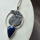 Srebrny naszyjnik z krukiem i lapis lazuli