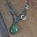 Delikatny wisiorek z opalu