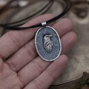 Owalny wisior ze srebrnym krukiem