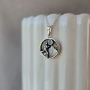 srebrny naszyjnik z biegaczem i górami