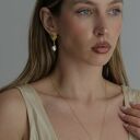 złoty naszyjnik z muszlą