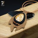 Skórzany wisior ze skamieliną