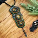 Naszyjnik haftowany z tygrysim okiem