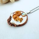 Naszyjnik z wiewiórką z zimowego lasu