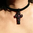 Krzyżyk z rubinem naturalnym pleciony na aksamitce czarny choker regulowany mikro