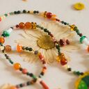 Długi naszyjnik z kamieni z ręcznie rysowanym szalonym kapelusznikiem z Alicji w krainie czarów