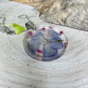 Okrągły wisiorek z kolorowymi kwiatami z2059