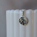 srebrny naszyjnik z biegaczem