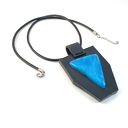 Skórzany naszyjnik damski z zawieszką z niebieskim agatem