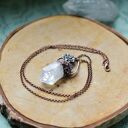 Kryształ górski z motywem drzewa - miedziany naszyjnik