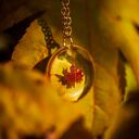 Jesienny naszyjnik kółeczko, biżuteria z listkiem klonu