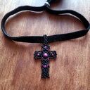Czarny choker z naturalnym rubinem i krzyżykiem
