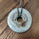 Wisior ceramiczny w kolorze szarym - ręcznie robiona biżuteria na prezent 